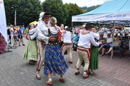 Czwarty dzień 58. Tygodnia Kultury Beskidzkiej - tańce przed małą sceną na Pl. B. Hoffa